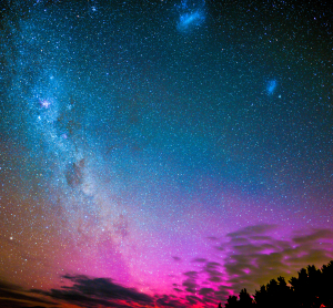 Klarer Nachthimmel &uuml;ber Neuseeland mit unz&auml;hligen Sternen, Milchstra&szlig;e und leuchtenden Farben der Aurora.