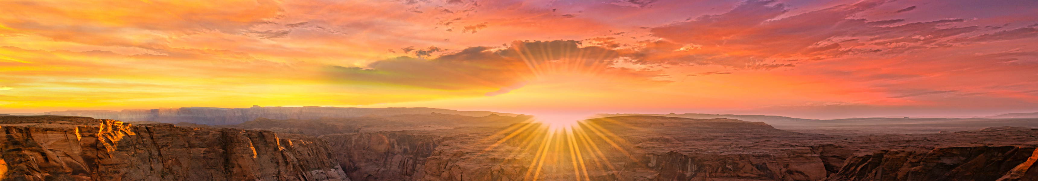 Horseshoe Bend zum Sonnenuntergang mit Blick auf hufeisenf&ouml;rmige Schleife des Colorado River 