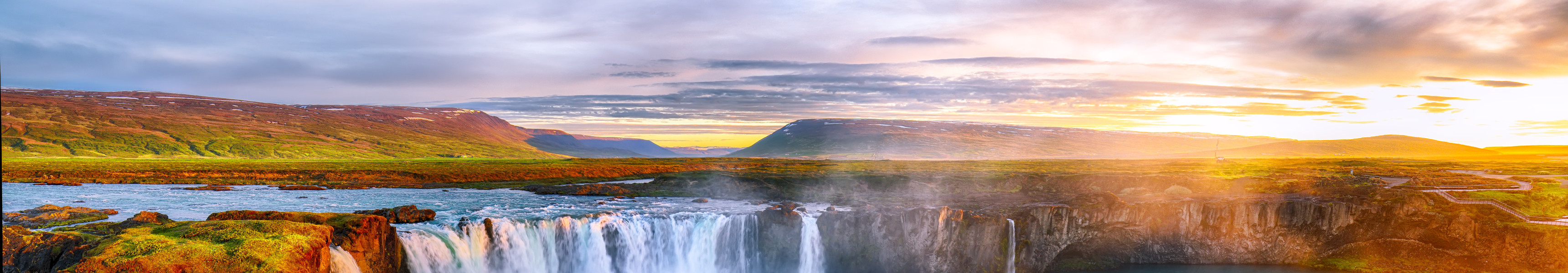 Panoramaaufnahme des Goðafoss Wasserfalls in Island bei Sonnenuntergang