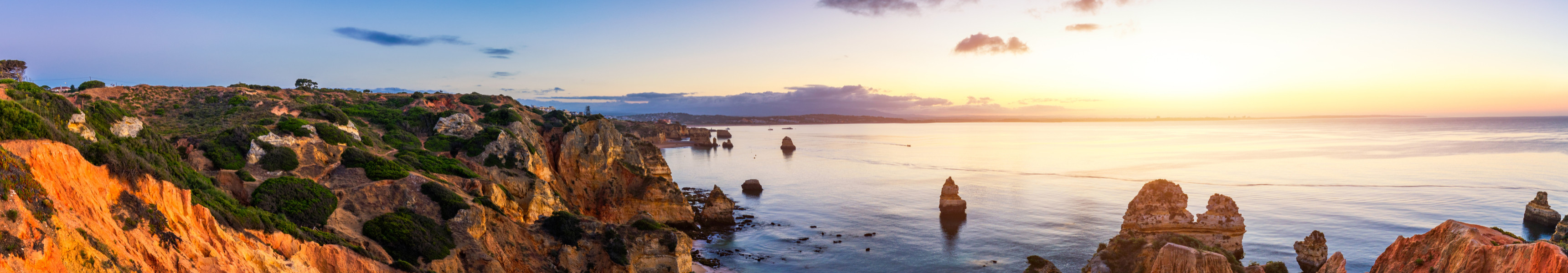 Atemberaubender Panoramablick auf die roten Felsen und Klippen der Ponta da Piedade in Lagos, Algarve