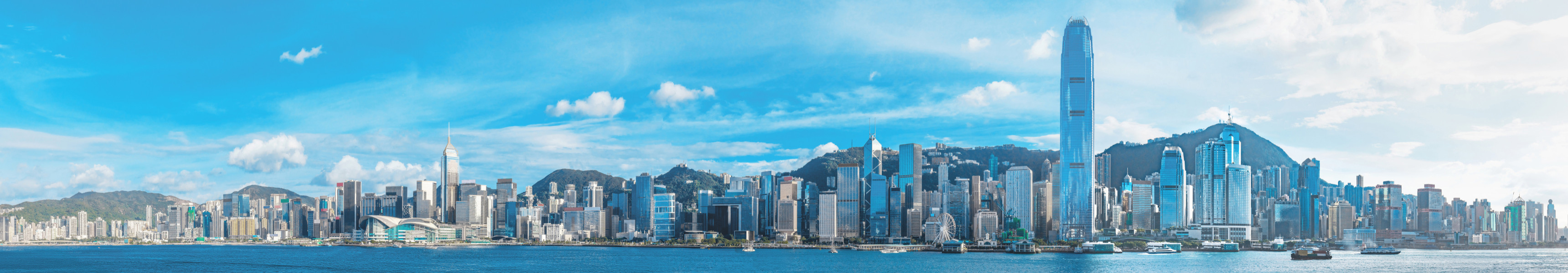 Skyline von Hongkong bei Tageslicht mit blauem Himmel