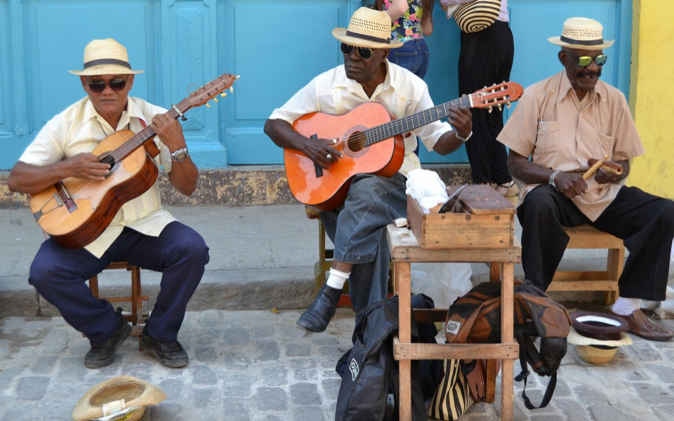 Straßenband mit Gitarren