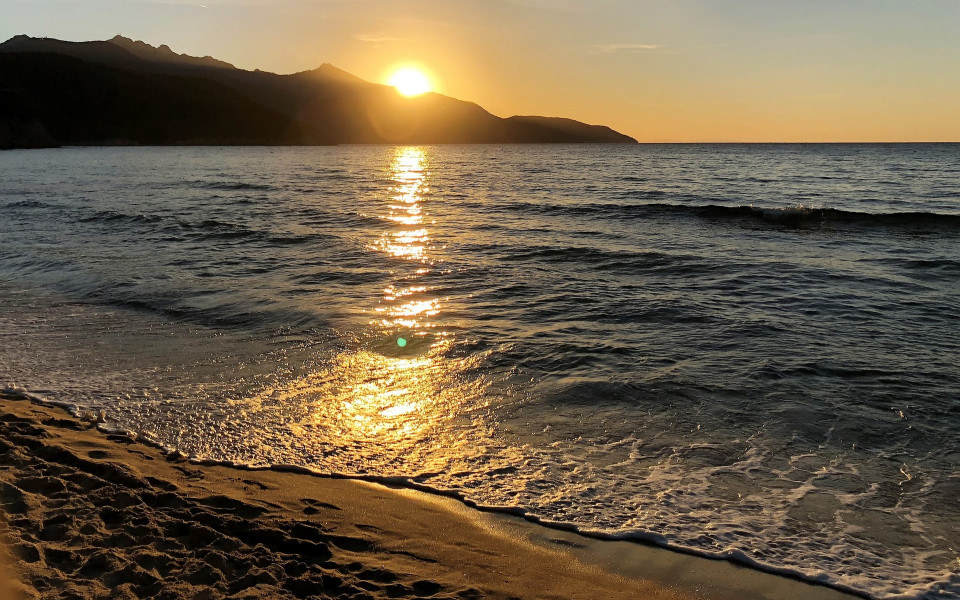 Sandstrand Elbas mit Sonnenuntergang