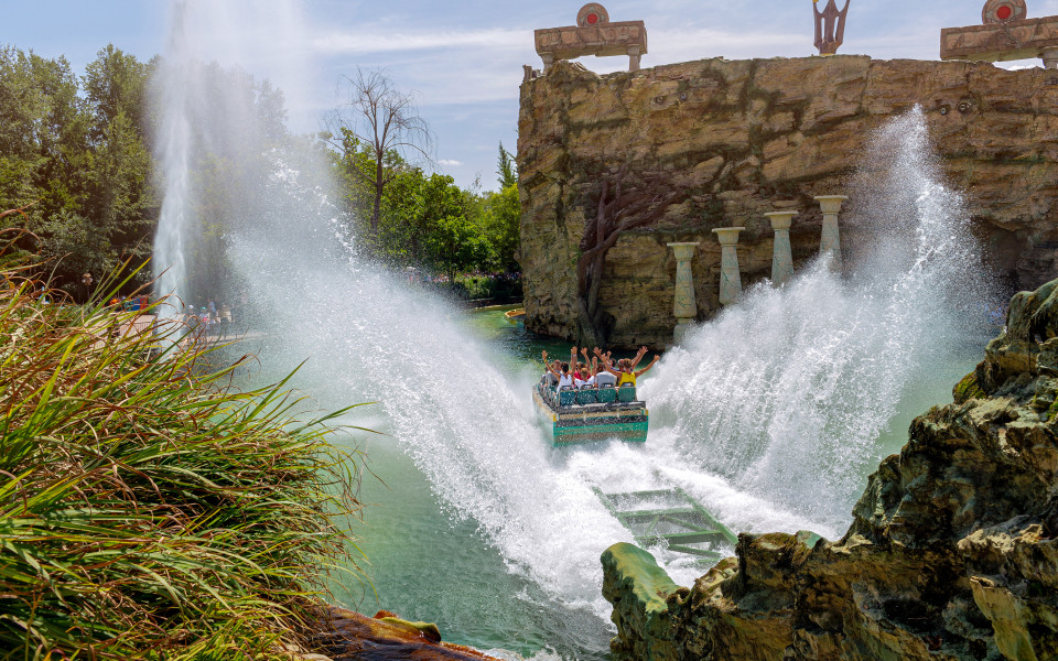 Wasserbahn im Vergn&uuml;gungspark Gardaland am Gardasee.