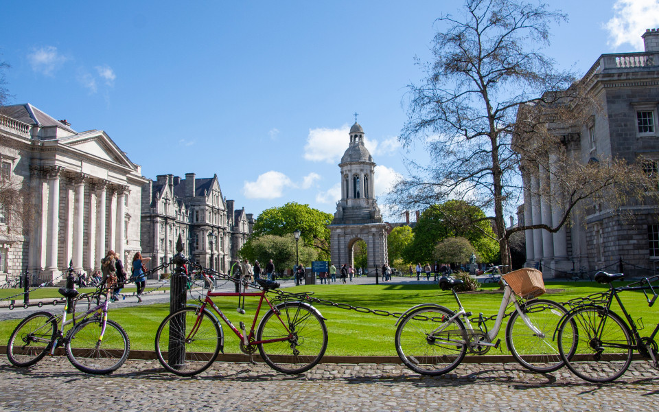 Trinity College in Dublin mit Fahrr&auml;dern im Fr&uuml;hling 