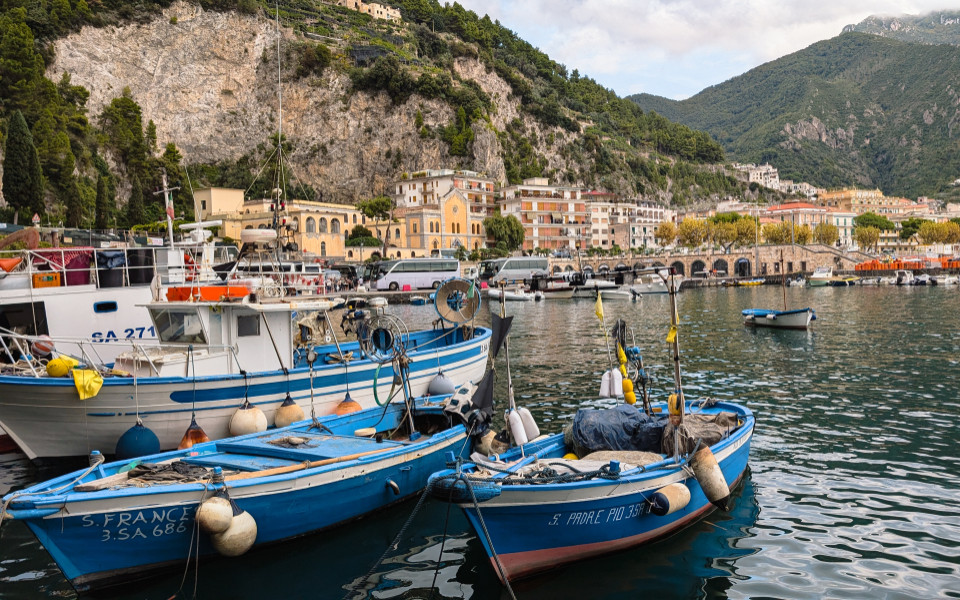 Kleine Boote am Hafen von Amalfi an der Amalfik&uuml;ste
