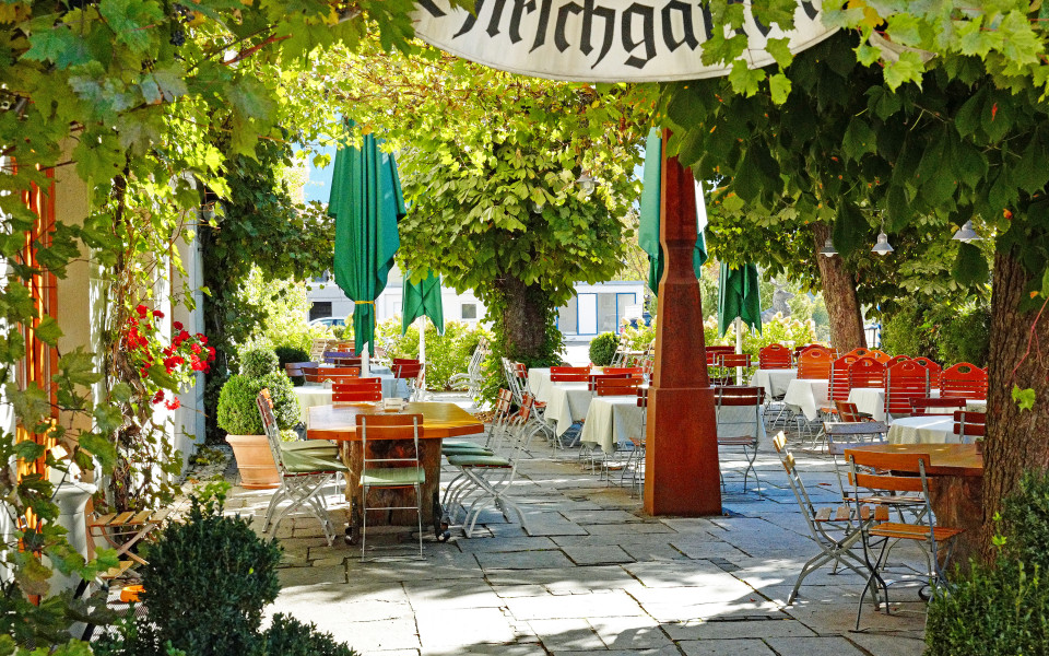 Traditioneller Biergarten in F&uuml;ssen, Bayern bei Sonnenschein 