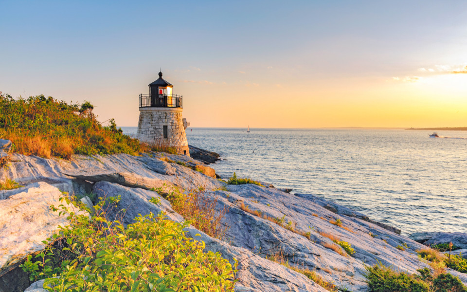 Leuchtturm in Rhode Island mit Blick auf das Meer 