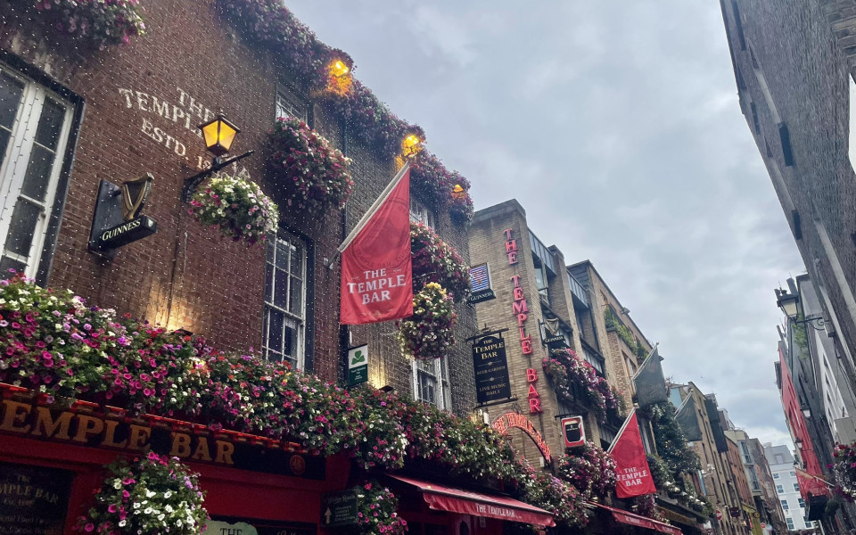 Au&szlig;enansicht der ber&uuml;hmten Temple Bar in Irland