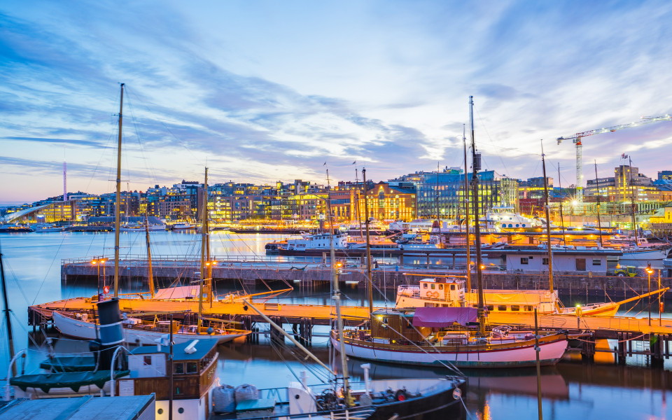 Oslo-Hafen mit Booten und Yachten in der D&auml;mmerung in Norwegen