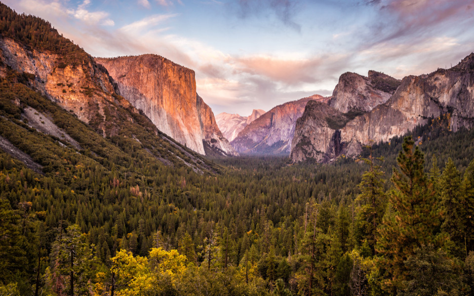 Weitblick &uuml;ber das Yosemite Valley mit dem markanten Granitfelsen El Capitan links und dem Half Dome in der Ferne.