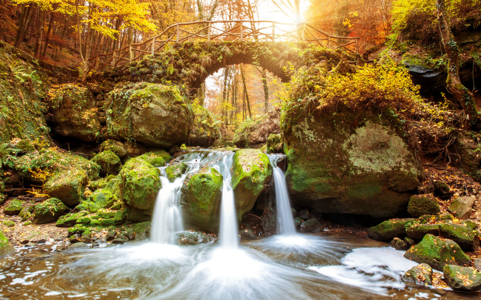 Wasserfall Müllerthal Luxemburg im herbstlichen Wald.