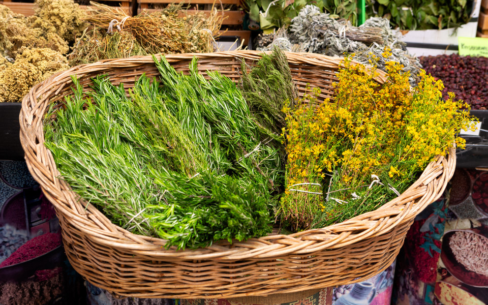 Korb mit Rosmarinkräutern mit gelben Blüten auf dem Kemeralti-Markt in Izmir, Türkei