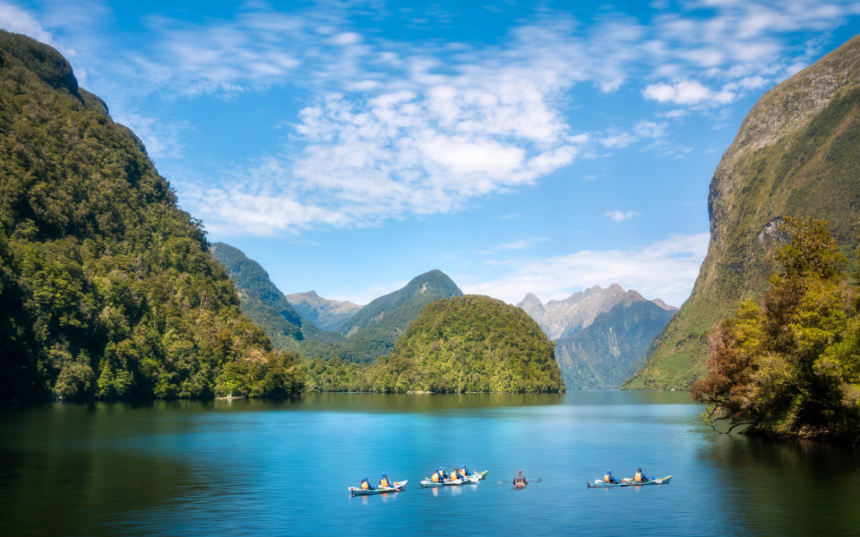 Eine Kajaktour durch die unglaubliche Naturlandschaft und das unber&uuml;hrte Wasser des Fjords ist ein fantastisches Erlebnis in Deep Cove im Doubtful Sound auf der S&uuml;dinsel Neuseelands.