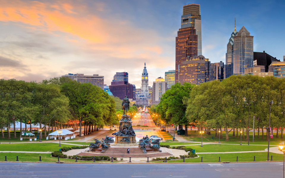 Wunderschöne Skyline der Innenstadt von Philadelphia bei Sonnenuntergang