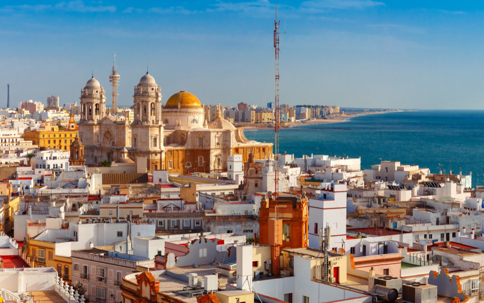 Luftaufnahme mit Panoramablick auf die Dächer der Altstadt und die Kathedrale Santa Cruz am Morgen vom Turm Tavira in Cádiz