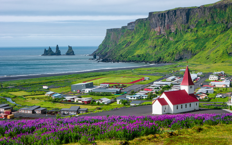 Blick auf die Basaltfelsen von Reynisdrangar, den schwarzen Sandstrand bei V&iacute;k